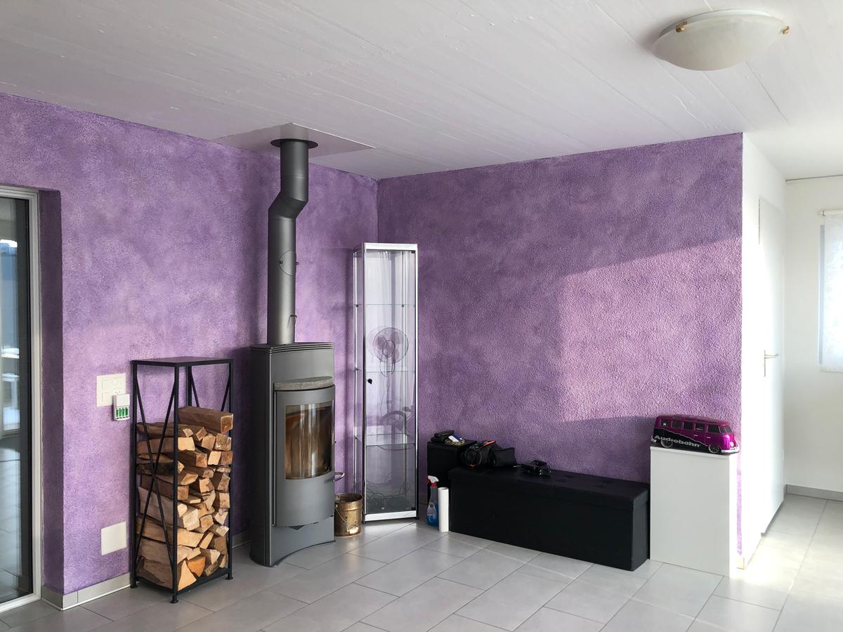 Frisch gestrichene Akzentwand in Violett